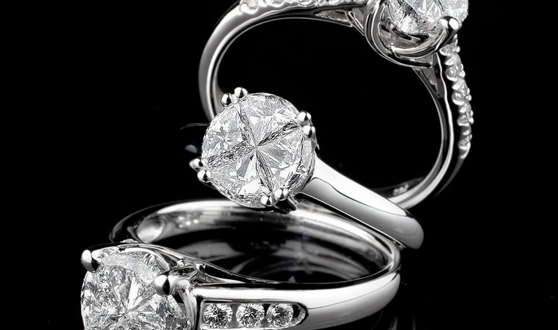 Vàng trắng là một hợp kim nhân tạo được tạo ra nhờ sự pha trộn giữa vàng nguyên chất với bạc