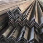 Sắt V giữ nguyên màu của phôi thép nên có màu đen