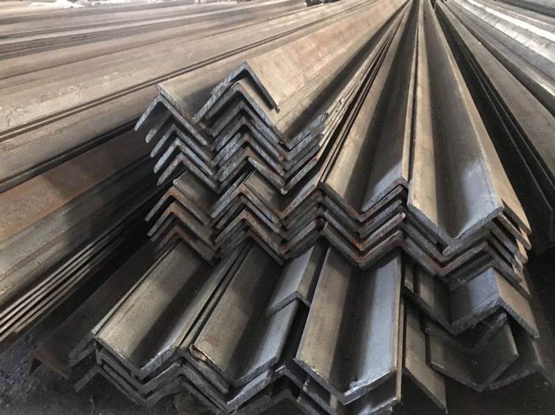 Sắt V giữ nguyên màu của phôi thép nên có màu đen