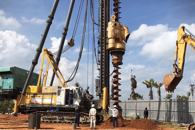 Hình ảnh minh họa: Máy khoan đang thi công cọc nhồi tại công trình.