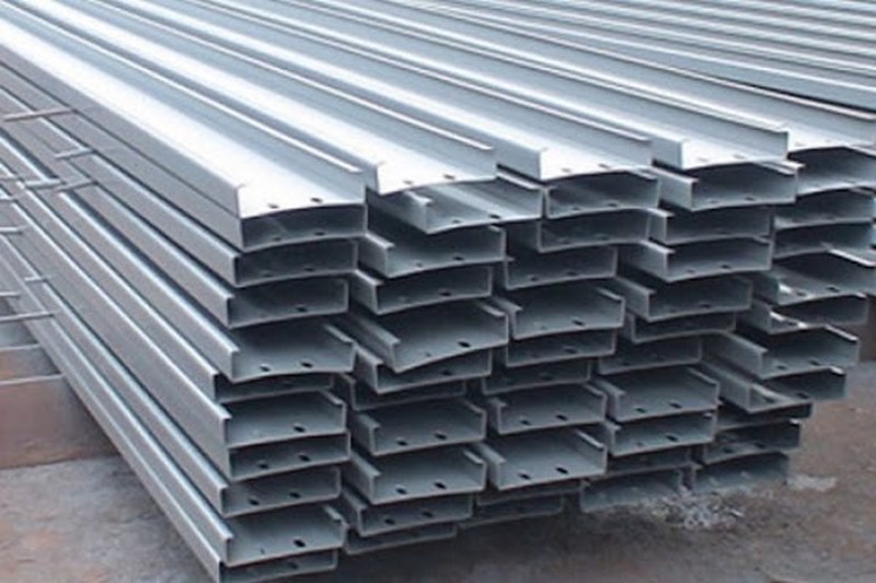 Với hình dáng chữ C giúp phân bổ lực đều, thép xà gồ C có khả năng chịu lực tốt, dễ lắp đặt, trọng lượng nhẹ nhưng vẫn đảm bảo độ bền cao