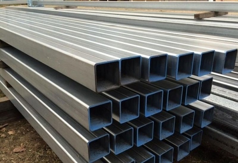 Thép hộp mạ kẽm chính là thép hộp đen được phủ thêm một lớp kẽm (Zn) bên ngoài bằng phương pháp nhúng nóng hoặc điện phân